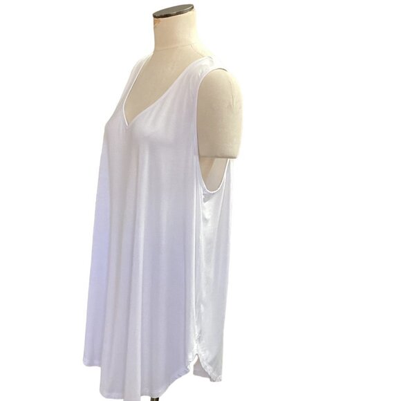 Torrid Super Soft Knits V-Neck Sleeveless Tank Top Sz 3 (22/24/3X) White #130M - Picture 3 of 7